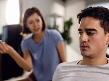 hombre-triste-que-tiene-conflicto-su-novia-piensa-dificultades-su-relacion